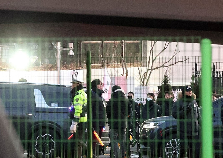 Các nhà điều tra tiến vào dinh thự Tổng thống Yoon Suk-yeol sáng nay. (Ảnh: Yonhap)