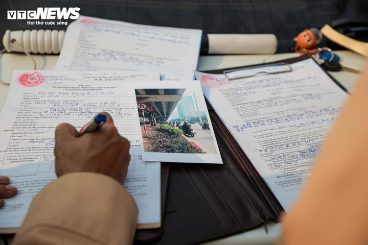 CSGT in hình ảnh vi phạm tại chốt để tài xế đối chứng.