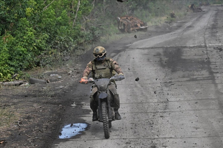 Binh sĩ Nga lái xe máy trong vùng chiến sự tại Ukraine. (Ảnh: Sputnik)