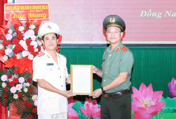 Trung tướng Phạm Thế Tùng - Thứ trưởng Bộ Công an trao quyết định cho Đại tá Nguyễn Đức Hải. (Ảnh: CA Quảng Trị)