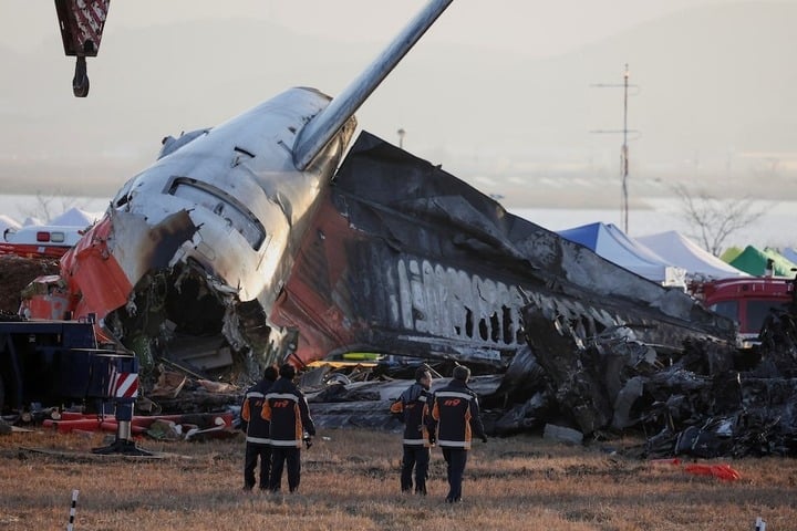 Hiện trường vụ tai nạn máy bay của hãng hàng không Jeju Air. (Ảnh: Reuters)