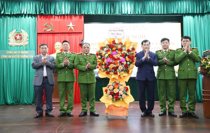 Các Lãnh đạo huyện tặng hoa chúc mừng.