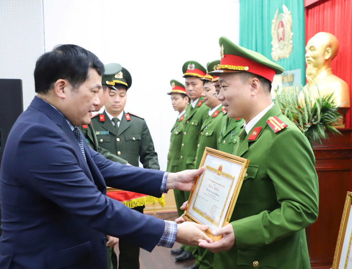 Nhân dịp này, các tập thể, cá nhân đã nhận bằng khen của Bộ Công an, UBND Thành phố Hà Nội, Giám đốc Công an Thành phố, UBND huyện tặng giấy khen.