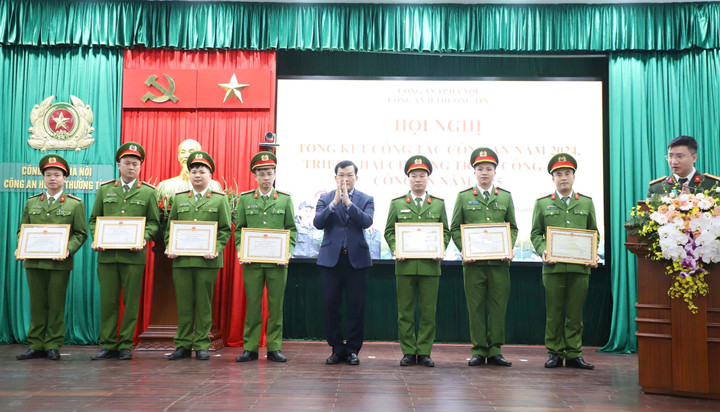 Lãnh đạo huyện Thường Tín trao thưởng cho các tập thể, cá nhân.