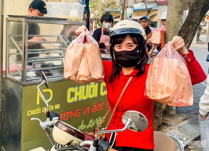 Dù phải chờ đợi nhưng chị Hoa vẫn vui vẻ.