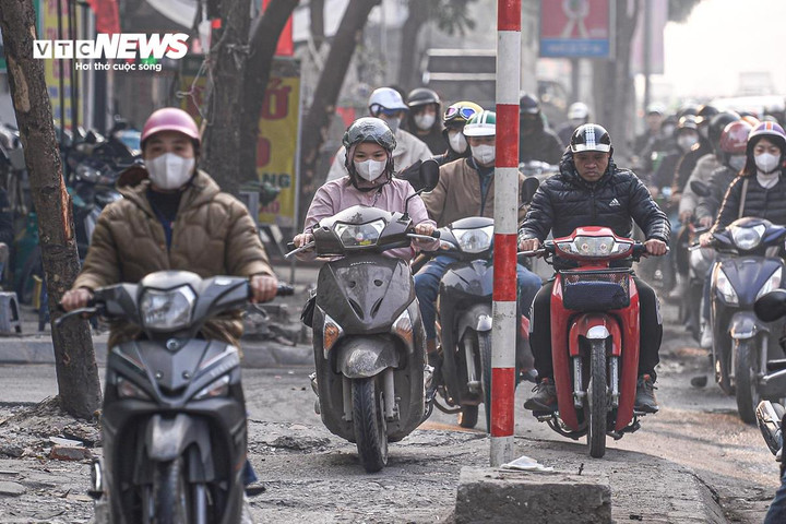 Theo quy định mới, đi xe máy lên vỉa hè bị phạt bao nhiêu tiền? - 1