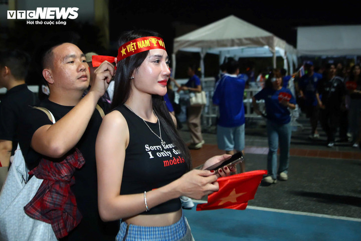 Sân Rajamangala có sức chứa khoảng 50 nghìn khán giả. Dù không đông bằng cổ động viên chủ nhà, sự hiện diện của người hâm mộ Việt Nam chắc chắn sẽ tạo ra bầu không khí sôi động để tiếp thêm sức mạnh tinh thần cho thầy trò HLV Kim Sang-sik.