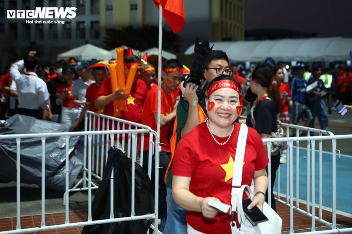 Các tour du lịch Thái Lan đắt khách đột ngột trong 3 ngày qua. Rất nhiều cổ động viên sang Thái Lan cổ vũ Nguyễn Xuân Son và đồng đội.