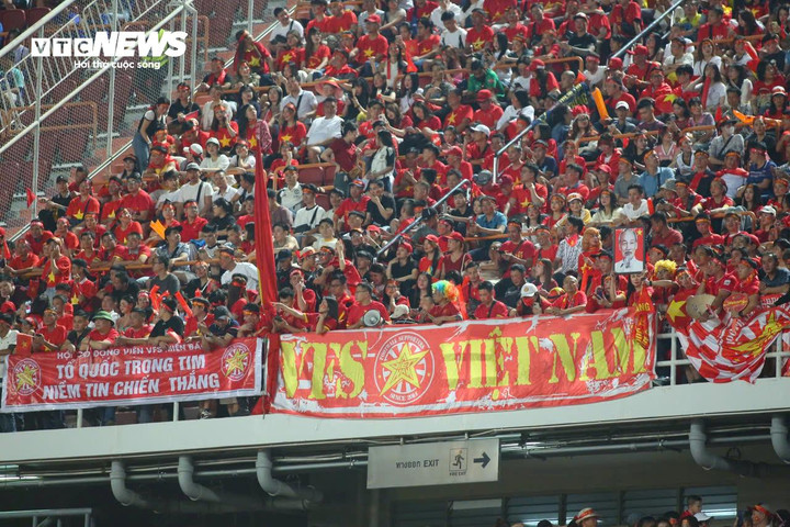 Sắc đỏ quen thuộc ở một góc sân Rajamangala sẽ tiếp thêm động lực cho đội tuyển Việt Nam