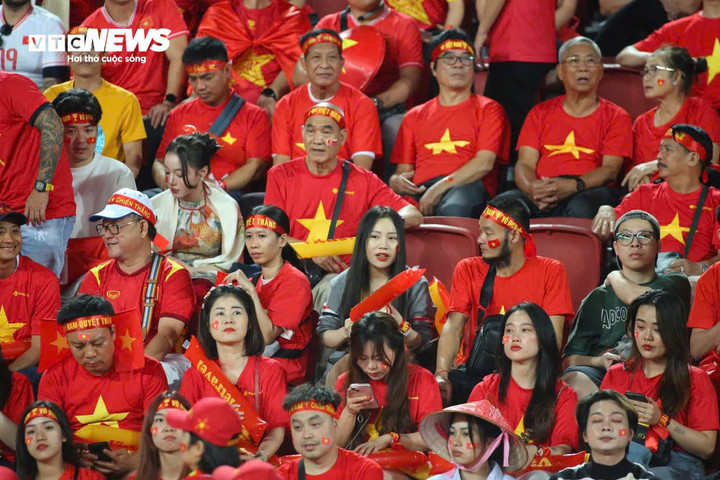 Rất đông cổ động viên Việt Nam có mặt trên khán đài.