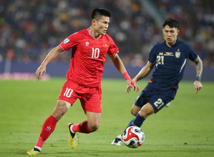 Tuấn Hải vẫn thi đấu rất năng nổ trên hàng công.