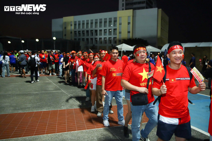 Cổ động viên Việt Nam có mặt tại sân vận động Rajamangala (Bangkok, Thái Lan) để tiếp lửa cho đội nhà.