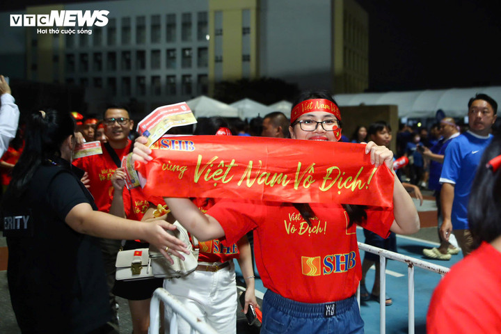 Một doanh nghiệp cũng tài trợ chuyến bay đưa cổ động viên và người thân của các tuyển thủ đến sân Rajamangala xem trận chung kết lượt về.