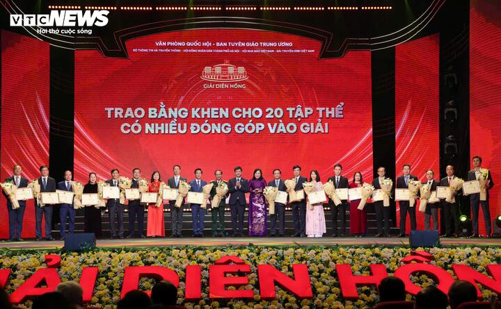 20 tập thể được trao bằng khen vì có thành tích xuất sắc, đóng góp quan trọng vào thành công của Giải Diên Hồng lần thứ ba.