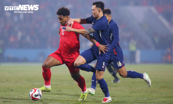 Xuân Son khiến hậu vệ Thái Lan khổ sở ở trận lượt đi.