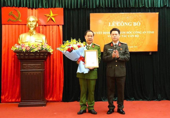 Đại tá Nguyễn Hữu Mạnh, Giám đốc Công an tỉnh Nam Định biểu dương tinh thần chủ động, tiên phong của Thượng tá Lê Anh Tuấn. (Ảnh: Công an tỉnh Nam Định).