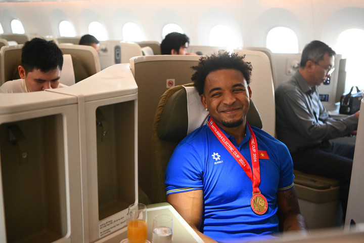 Cầu thủ Nguyễn Xuân Son trên “siêu máy bay” Boeing 787 của Vietnam Airlines.