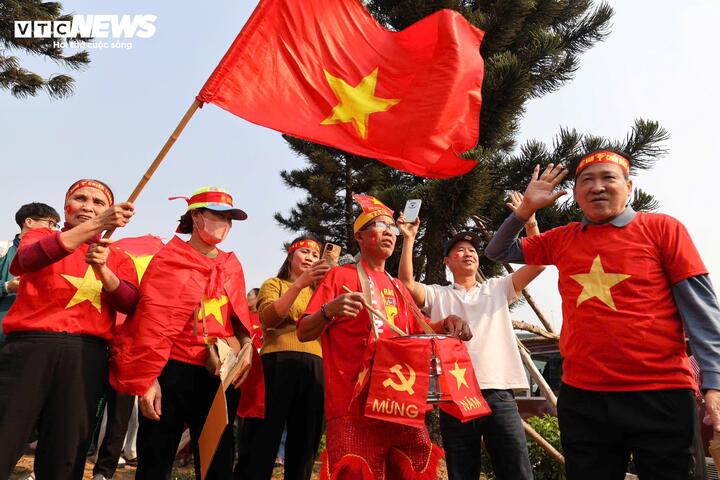 Cổ động viên tạo nên bầu không khí sôi động, cuồng nhiệt. Niềm vui chiến thắng vẫn chưa vơi đi chút nào sau một đêm.