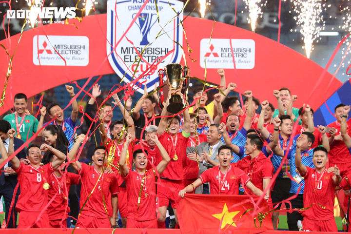 Duy Mạnh cùng đồng đội nâng cúp ngay trên sân của Thái Lan.