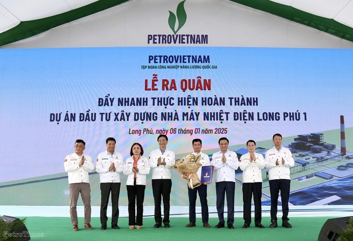 Lãnh đạo Petrovietnam trao quyết định, chúc mừng tân Trưởng Ban QLDA ĐLDK Long Phú 1 Hà Đình Niên.