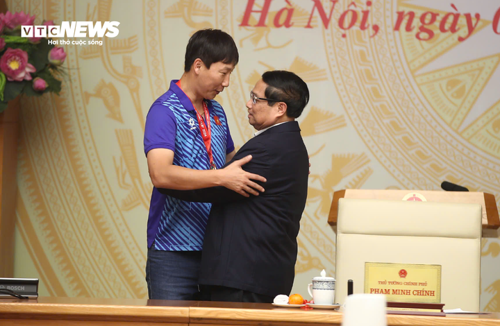 Thủ tướng ôm, chúc mừng HLV Kim Sang-sik.