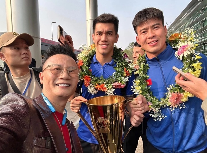Ca sĩ Hoàng Bách chào đón thầy trò Kim Sang-sik.