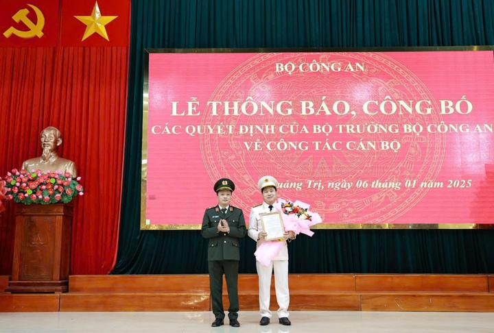 Thiếu tướng Đặng Hồng Đức - Thứ trưởng Bộ Công an trao quyết định bổ nhiệm cho Đại tá Vũ Văn Đấu. (Ảnh: CA Quảng Trị)