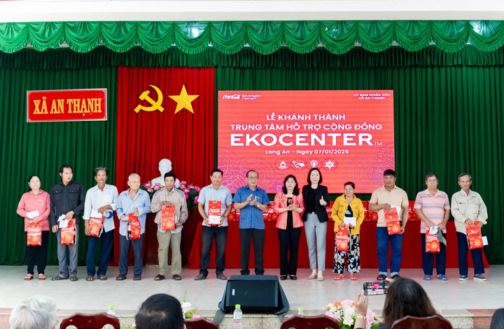 Lãnh đạo sở ban ngành tỉnh Long An, huyện Bến Lức, xã An Thạnh và Công ty Coca-Cola Việt Nam trao quà Tết cho các hộ gia đình có hoàn cảnh khó khăn.