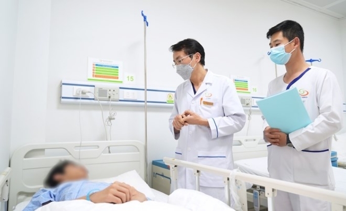 Bác sĩ Đinh Hữu Việt tư vấn cho bệnh nhân xoắn tinh hoàn đến thăm khám. (Ảnh: BVCC)