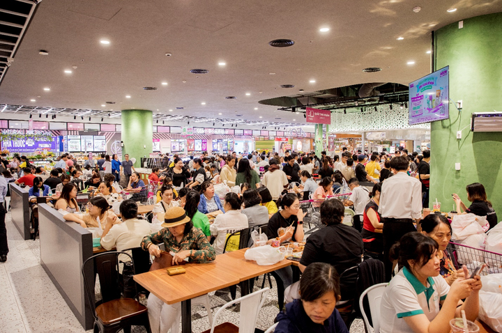 Khu ẩm thực tự chọn Delica luôn hấp dẫn với các khách hàng.