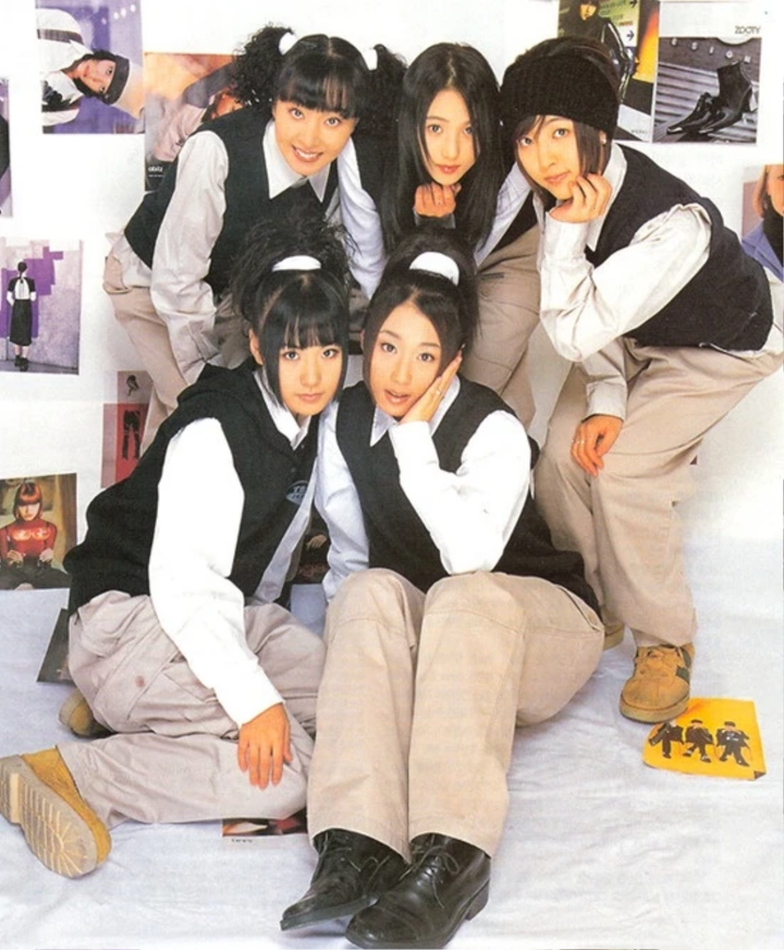 Lee Gai (góc trái phía trên) đã khai gian 10 tuổi để có thể ra mắt cùng với đội hình đầu tiên của Baby VOX.