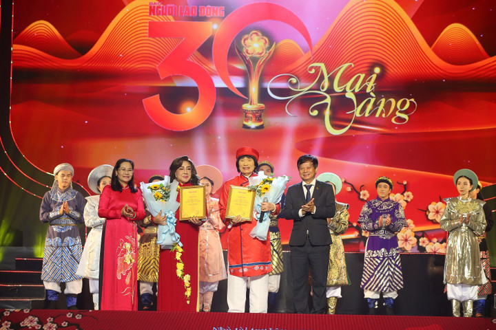 NSND Minh Vương và NSND Lệ Thuỷ nhận giải giải thưởng “Mai vàng thành tựu 30 năm ”.