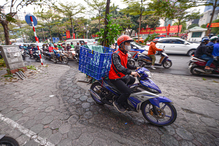 Đi xe máy lên vỉa hè bị phạt bao nhiêu tiền? - 1