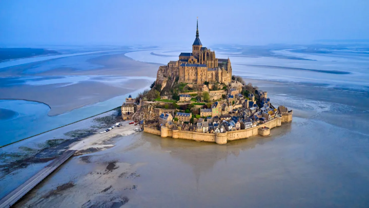 Toàn cảnh tu viện Mont Saint-Michel. (Ảnh: CNN)