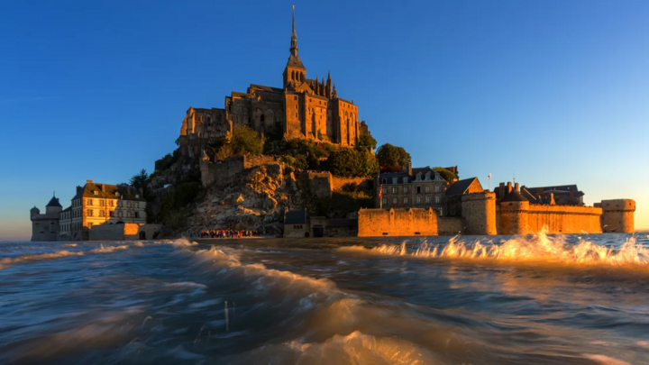 Tu viện Mont Saint-Michel chứng kiến nhiều khoảnh khắc quan trọng của lịch sử nước Pháp 1.000 năm qua. (Ảnh: CNN)