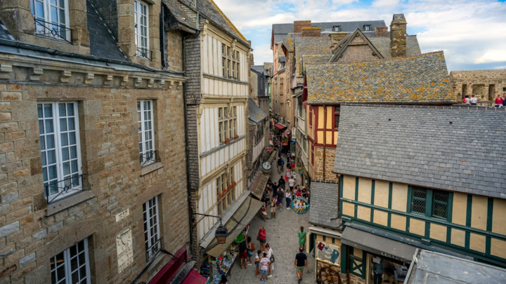 Mont Saint-Michel thường đối mặt tình trạng quá tải khách du lịch. (Ảnh: CNN)
