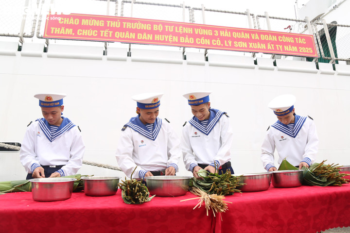 Các phần quà không chỉ mang ý nghĩa vật chất mà còn thể hiện sự quan tâm, động viên, chia sẻ tới cán bộ, chiến sĩ và người dân trên các đảo tiền tiêu của Tổ quốc.