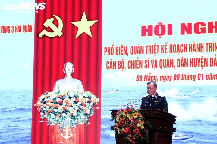 Chuẩn Đô đốc, Chính ủy Bộ Tư lệnh Vùng 3 Hải quân Nguyễn Đăng Tiến phát biểu tại buổi gặp mặt.