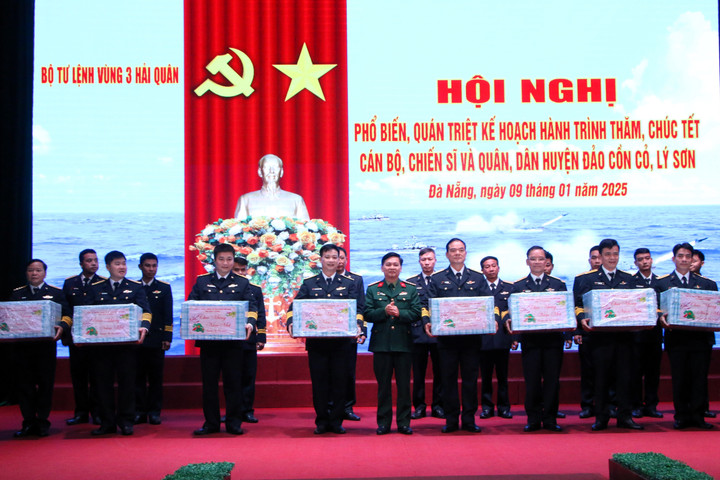 Đại diện địa phương, cơ quan, tổ chức tặng quà cho các đơn vị trực thuộc Vùng 3 Hải quân.