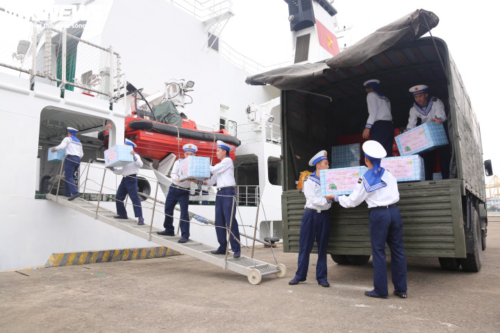 Các chiến sĩ Hải quân vận chuyển lên tàu các phần quà gửi tặng quân và Nhân dân 2 đảo Cồn Cỏ, Lý Sơn.