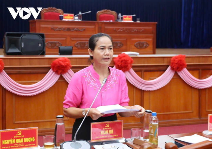 Bà H'LimNiê, Ủy viên Ban Thường vụ Tỉnh ủy, Trưởng Ban Tuyên giáo Tỉnh ủy Đắk Lắk đã gửi đơn xin nghỉ hưu trước tuổi nhằm tạo điều kiện để cán bộ trẻ phát triển.