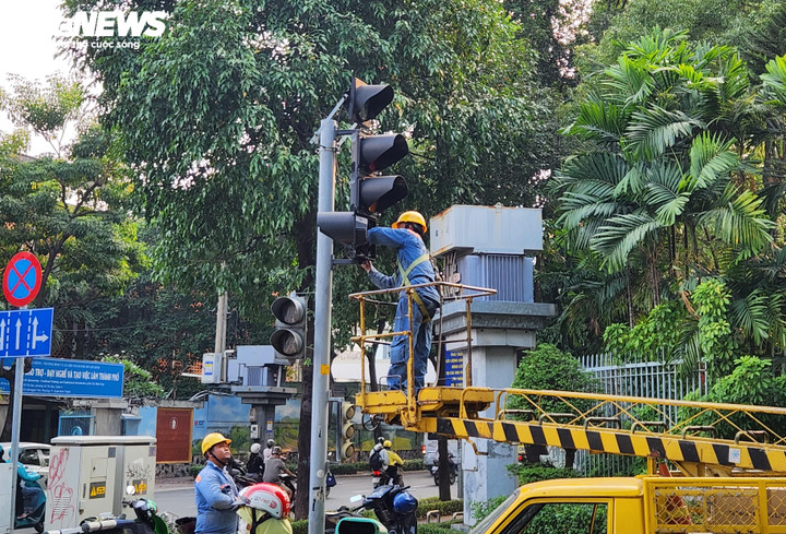 Bắt đầu lắp 50 mũi tên cho xe máy rẽ phải khi đèn đỏ ở TP.HCM.