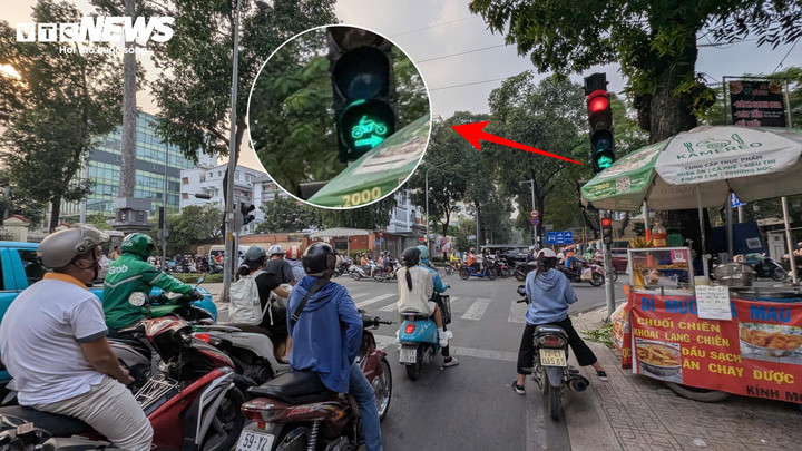 Mũi tên xanh kèm hình ảnh xe máy được phép rẽ phải khi đèn đỏ tại giao lộ đường Điện Biên Phủ - Pasteur.