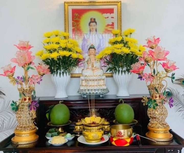 Trưng hoa cúc trên bàn thờ giúp không gian thờ cúng thêm trang trọng. (Ảnh: Pinteerest)
