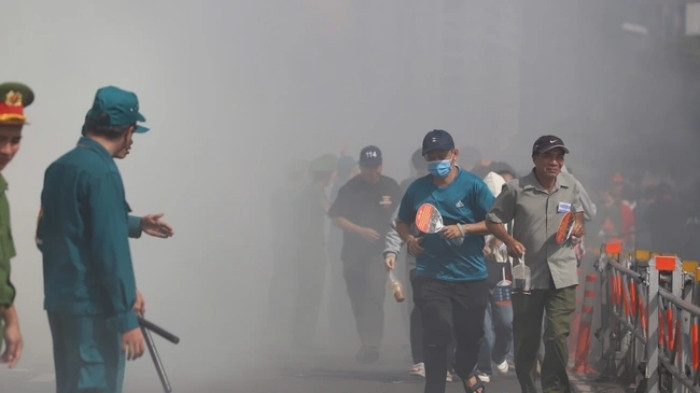 Lực lượng chức năng hướng dẫn người dân thoát nạn.