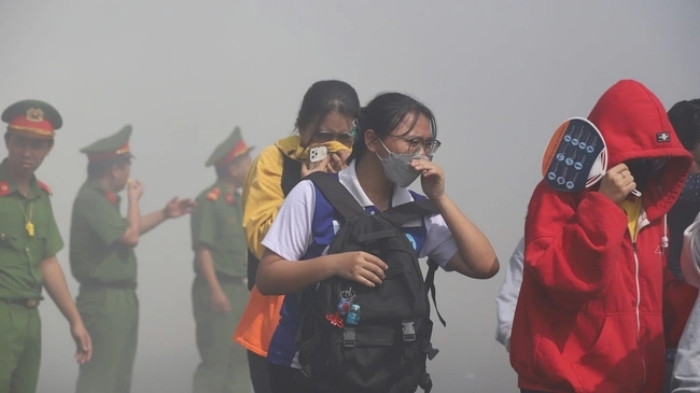 Người dân cố gắng thoát khỏi đám cháy.