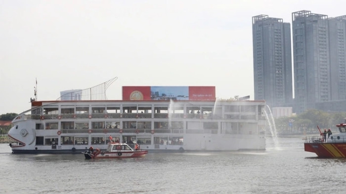 Một tàu nhà hàng đang cập bến thì xảy ra cháy.