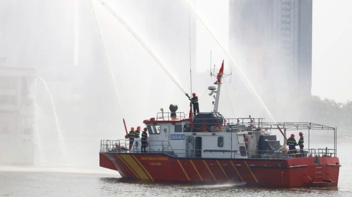 Cảnh sát tinh nhuệ triển khai dập lửa trên sông Sài Gòn.