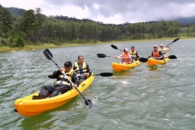 Chèo thuyền Kayak trên hồ Tuyền Lâm.