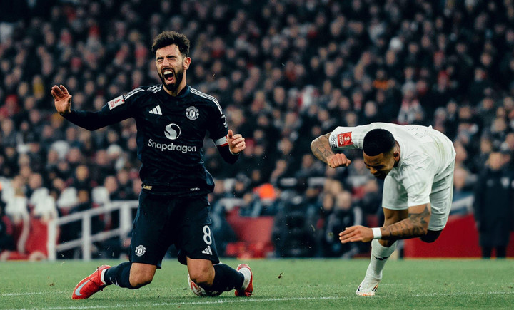 Tình huống va chạm khiến Jesus chấn thương còn Fernandes nhận thẻ vàng vì lỗi phản ứng. (Ảnh: Getty Images)